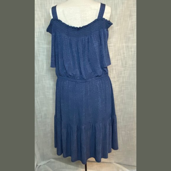 Cold shoulder denim look dress | Robe look denim à épaules dénudées - Picture 1 of 9